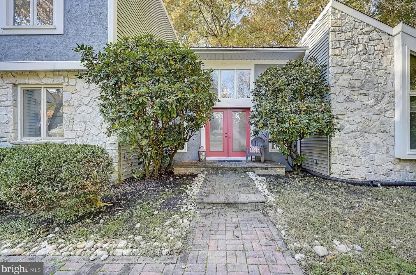 111 Bentley Dr, Mount Laurel NJ  08054-4502 exterior