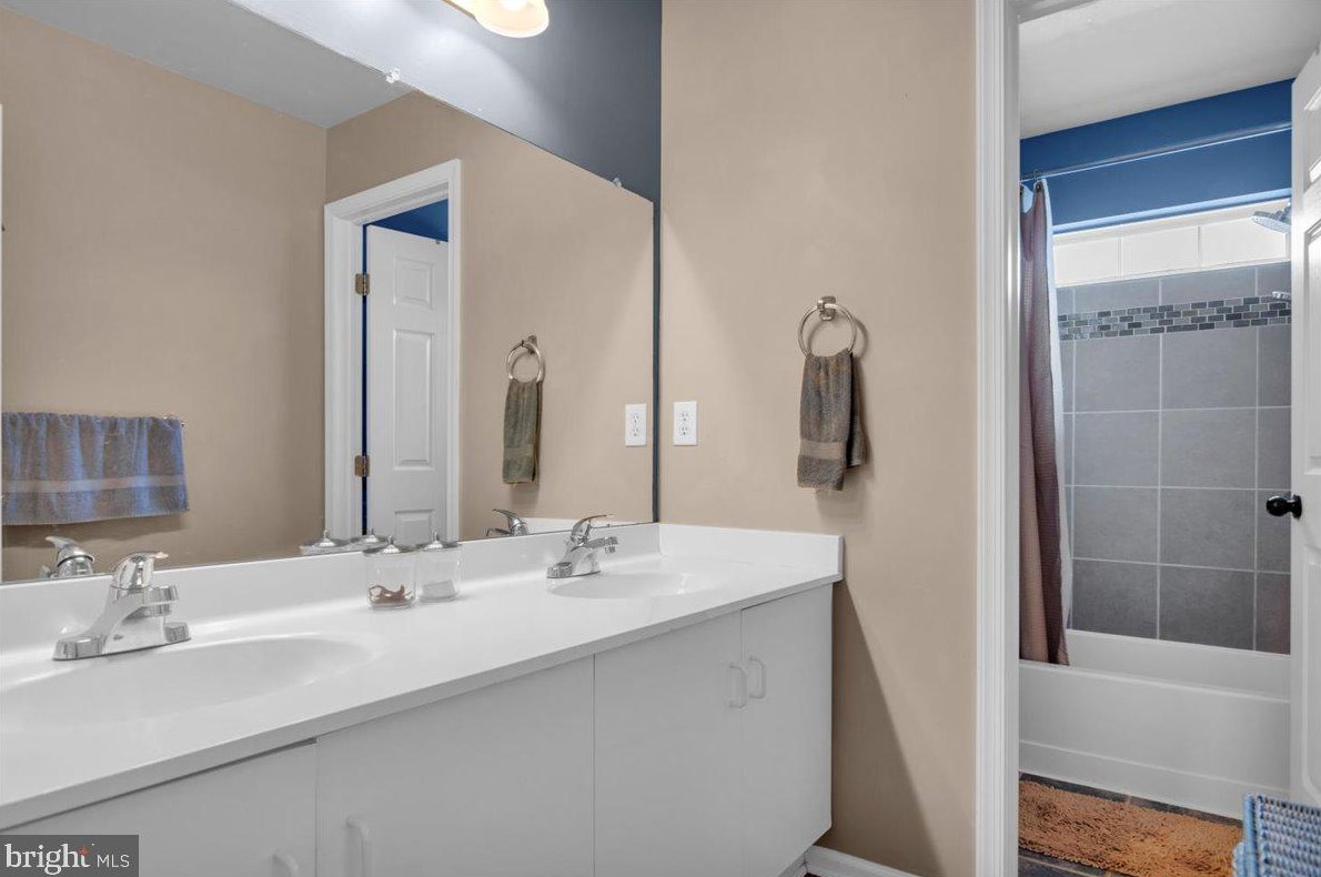 1 Arrowhead Dr, Burlington NJ 08016-3946 exterior