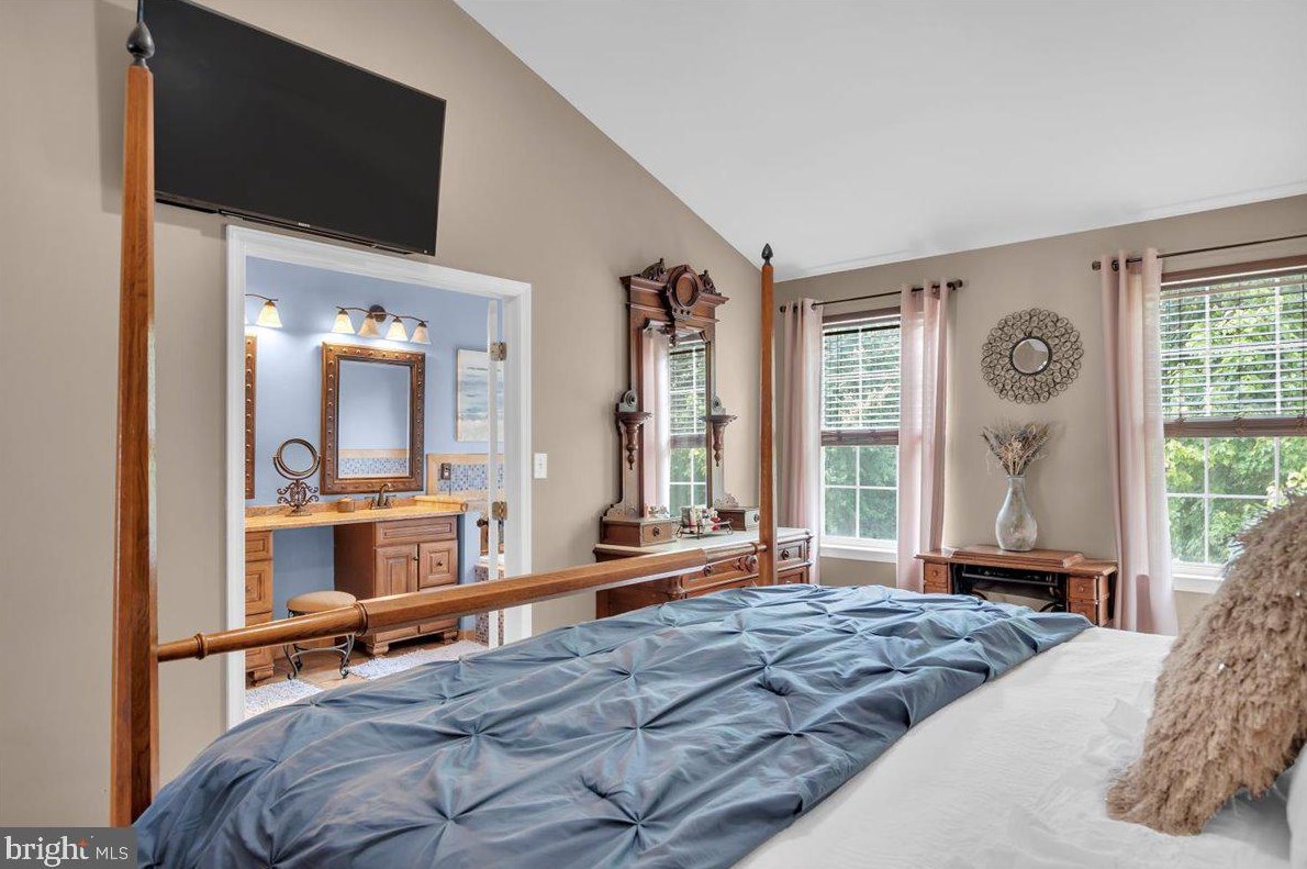 1 Arrowhead Dr, Burlington NJ 08016-3946 exterior