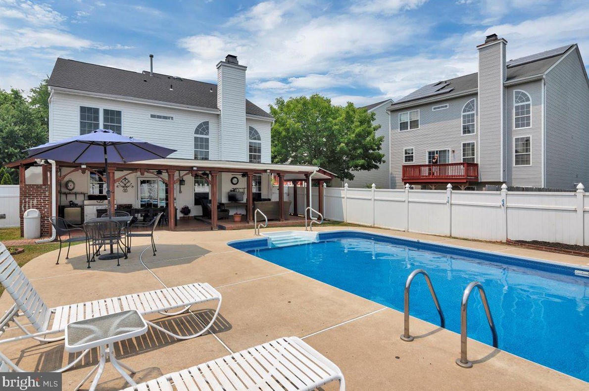 1 Arrowhead Dr, Burlington NJ 08016-3946 exterior