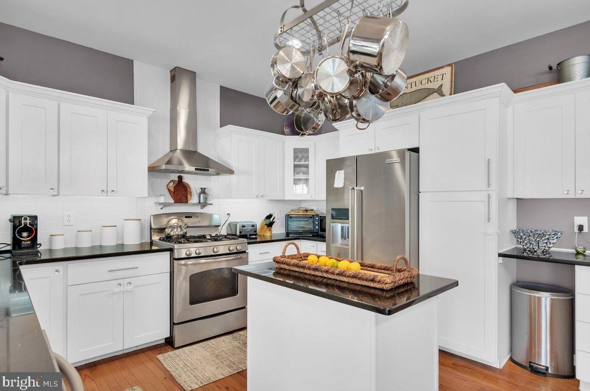 1 Arrowhead Dr, Burlington NJ 08016-3946 exterior