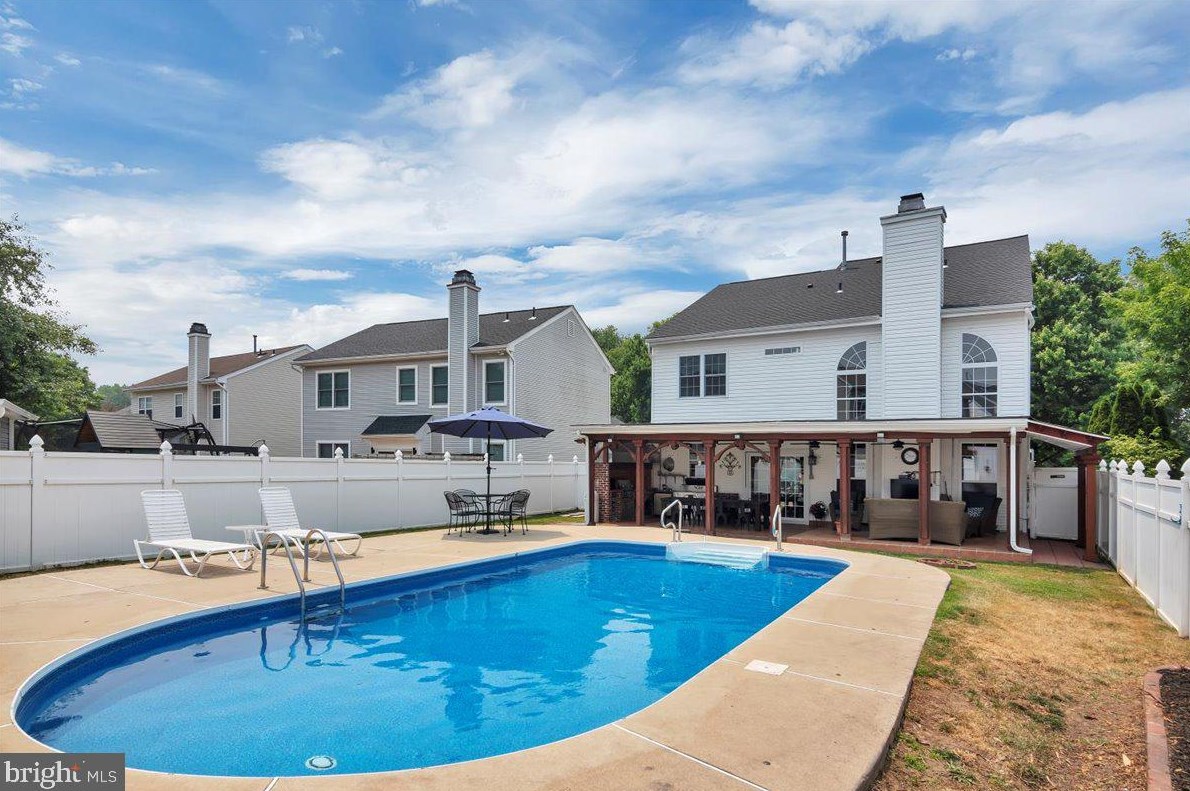 1 Arrowhead Dr, Burlington NJ 08016-3946 exterior