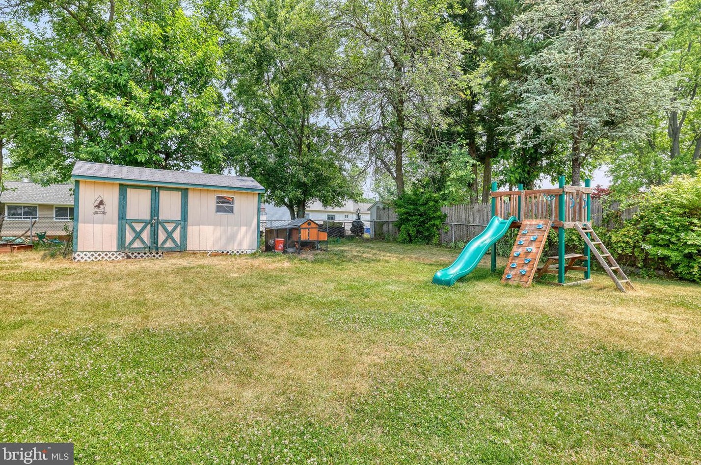 11 Lancaster Dr, Burlington NJ  08016-2909 exterior