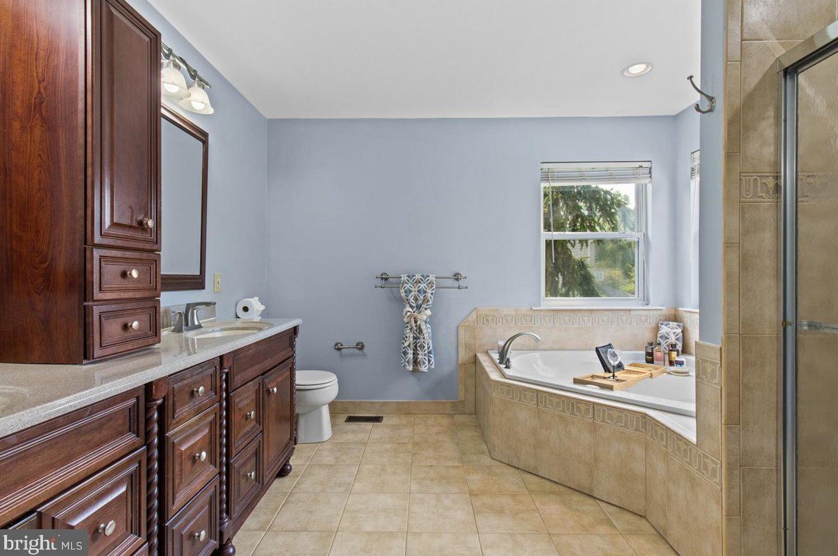 13 Goldspire Ln, Burlington NJ 08016-4357 exterior