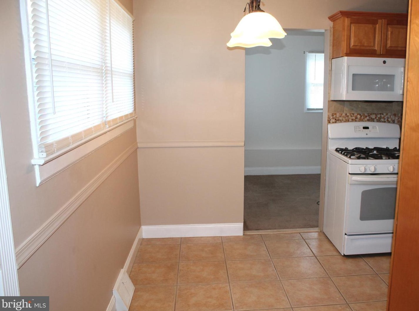 405 Holmes Dr, Burlington NJ 08016-2815 exterior