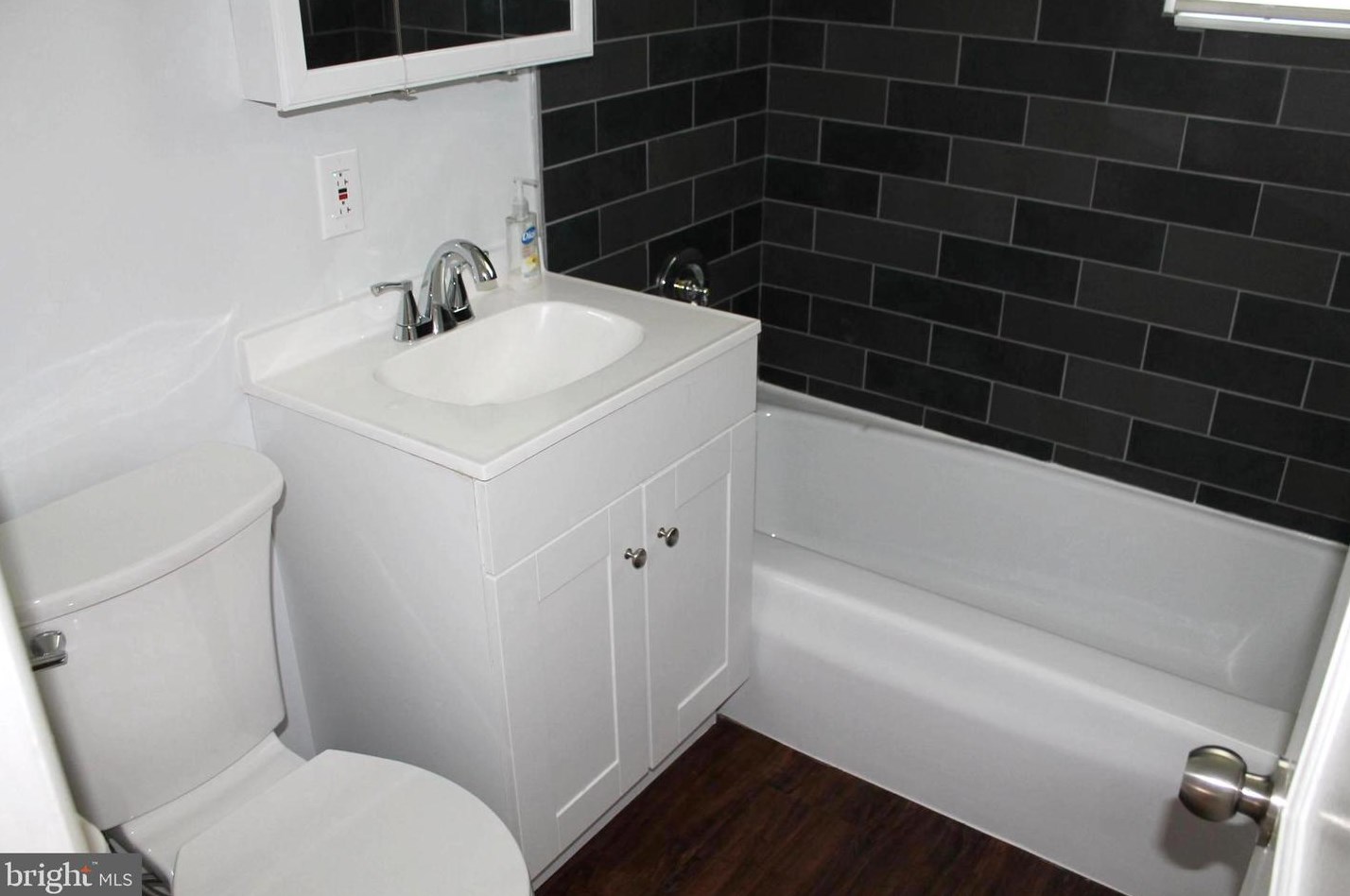 405 Holmes Dr, Burlington NJ 08016-2815 exterior