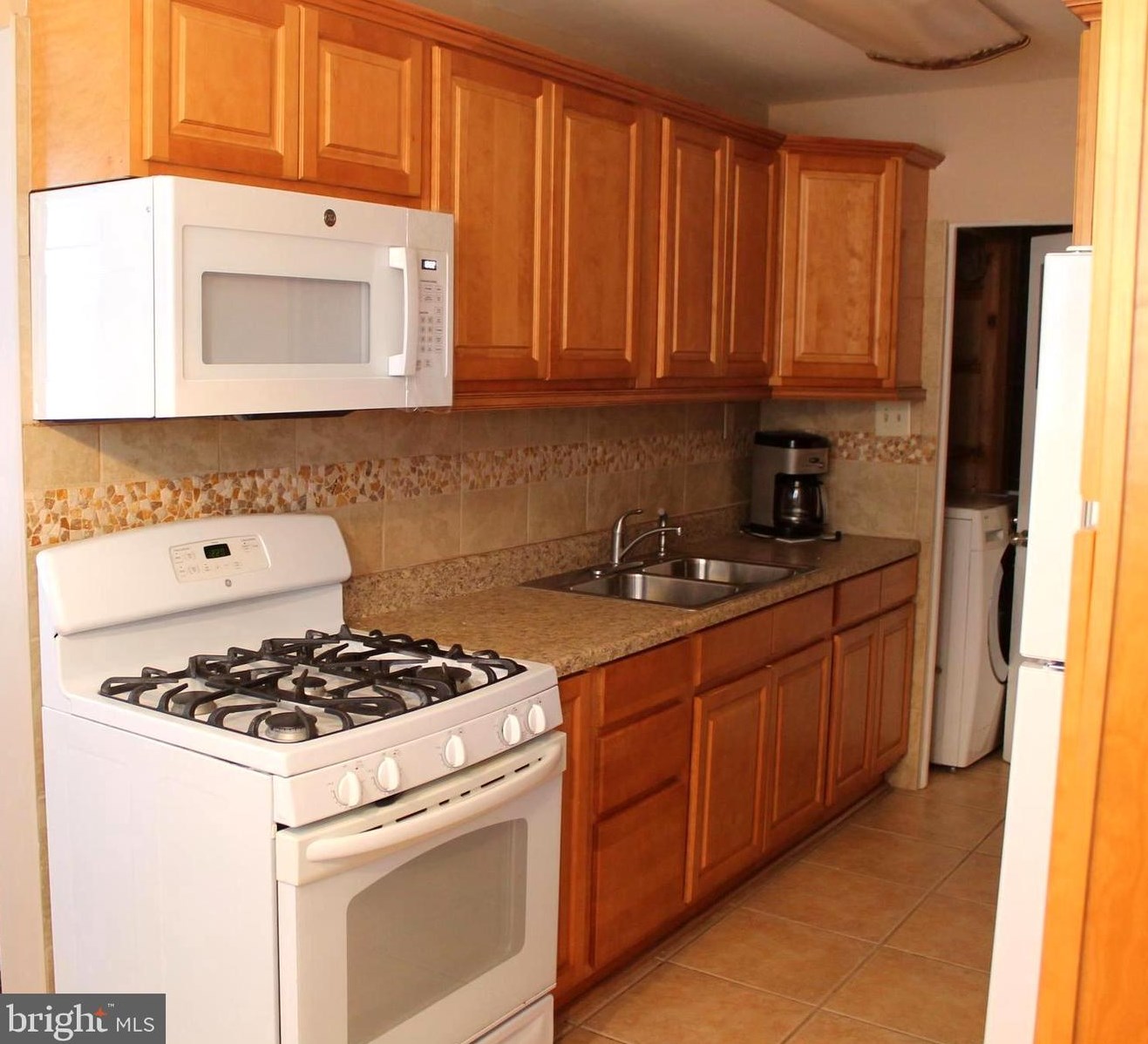 405 Holmes Dr, Burlington NJ 08016-2815 exterior