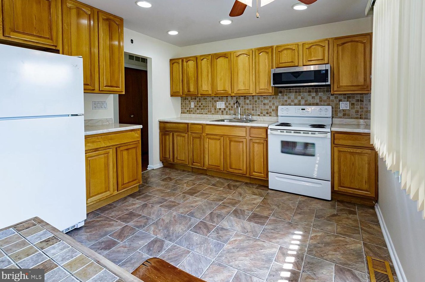 113 Beechwood Dr, Mount Laurel NJ  08054-1040 exterior