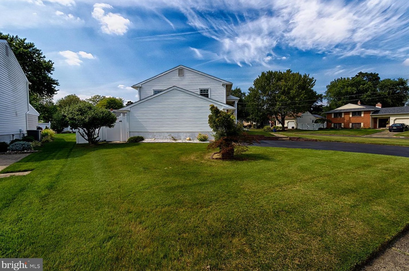 113 Beechwood Dr, Mount Laurel NJ  08054-1040 exterior