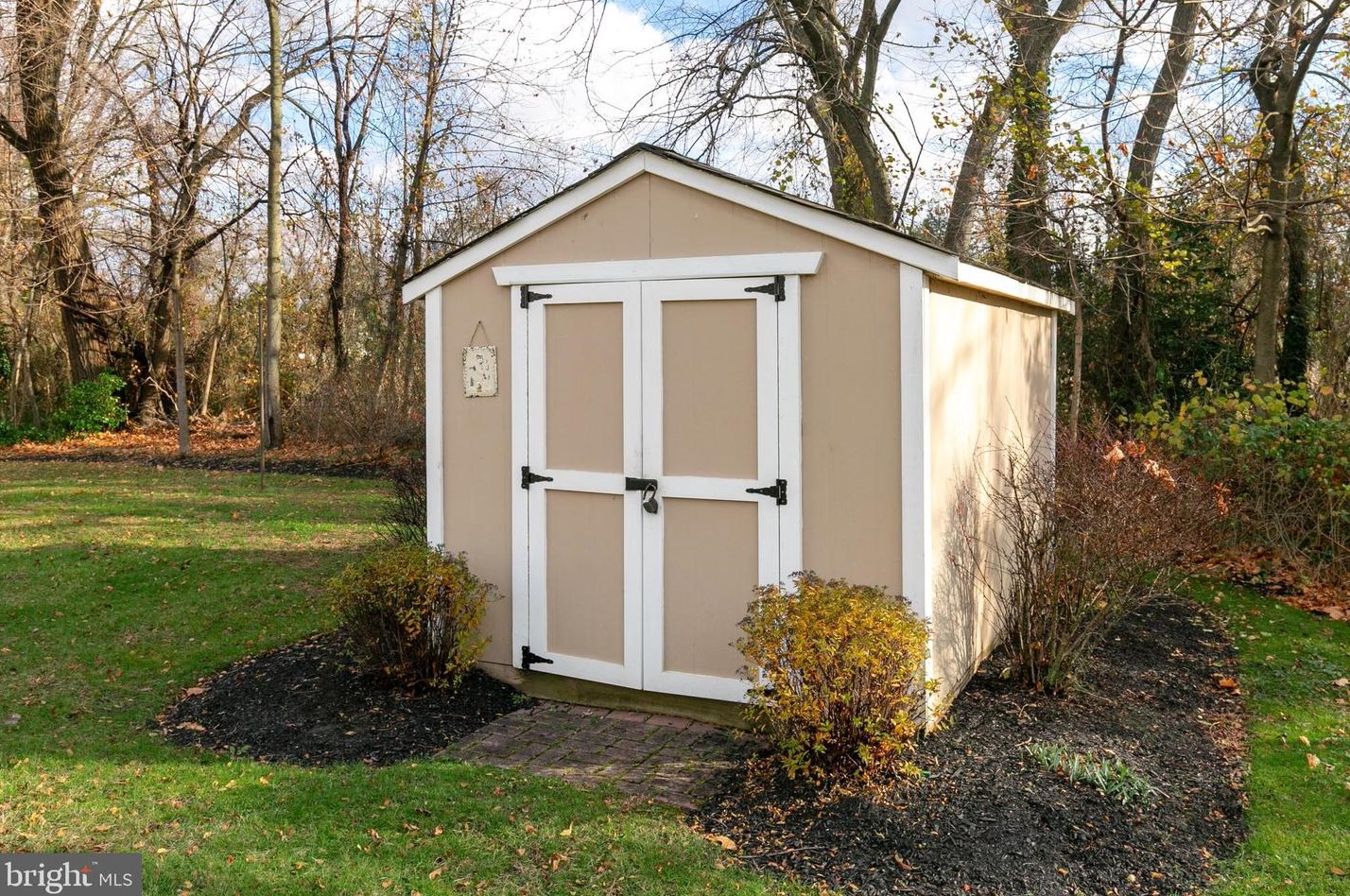112 Fairfax Dr, Riverton NJ  08077-2133 exterior