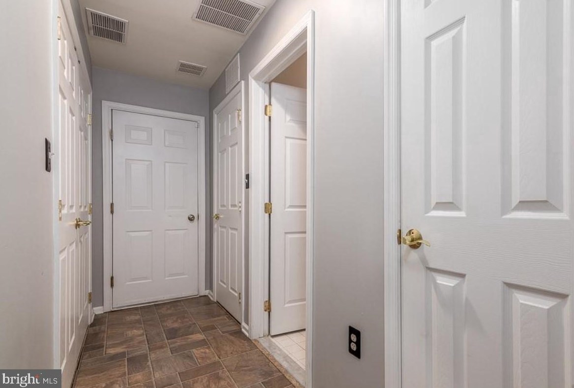 1831 Jason Dr, Riverton NJ  08077-1553 exterior