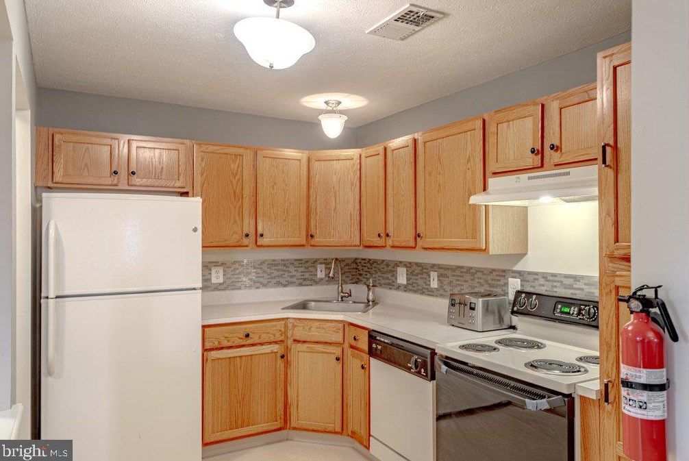 1608 Staghorn Dr, Mount Laurel NJ 08054-6953 exterior