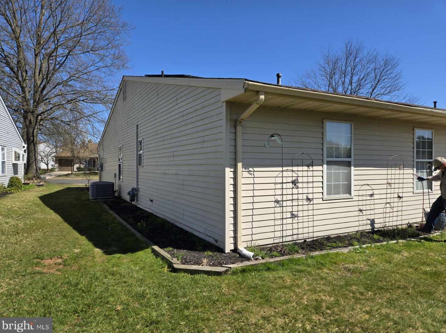 27 Hilltop Ln, Columbus NJ  08022-1008 exterior