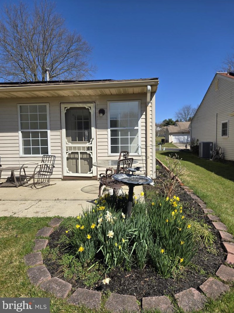 27 Hilltop Ln, Columbus NJ  08022-1008 exterior