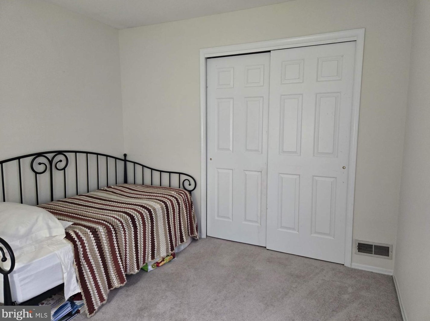 27 Hilltop Ln, Columbus NJ  08022-1008 exterior