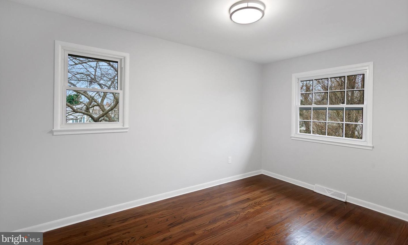 307 Manor Ct, Riverton NJ  08077-1155 exterior