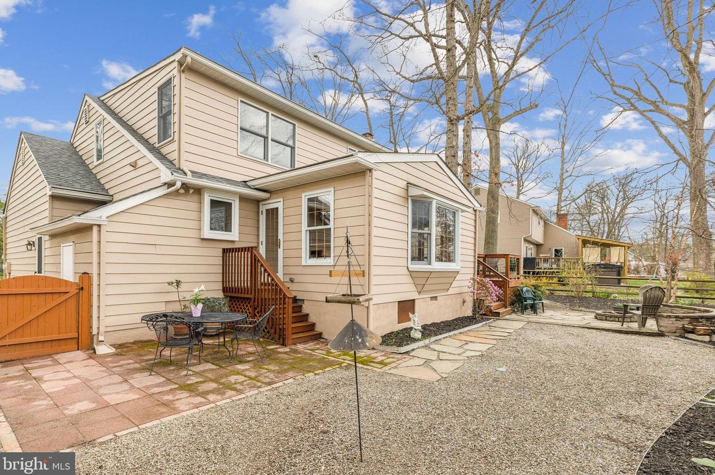 208 Andrews Ave, Moorestown NJ 08057-1237 exterior