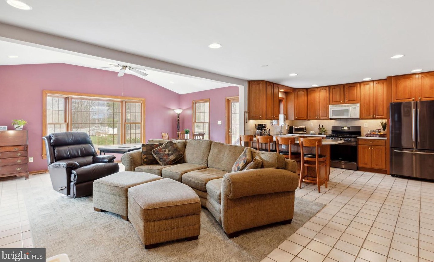 208 Andrews Ave, Moorestown NJ 08057-1237 exterior