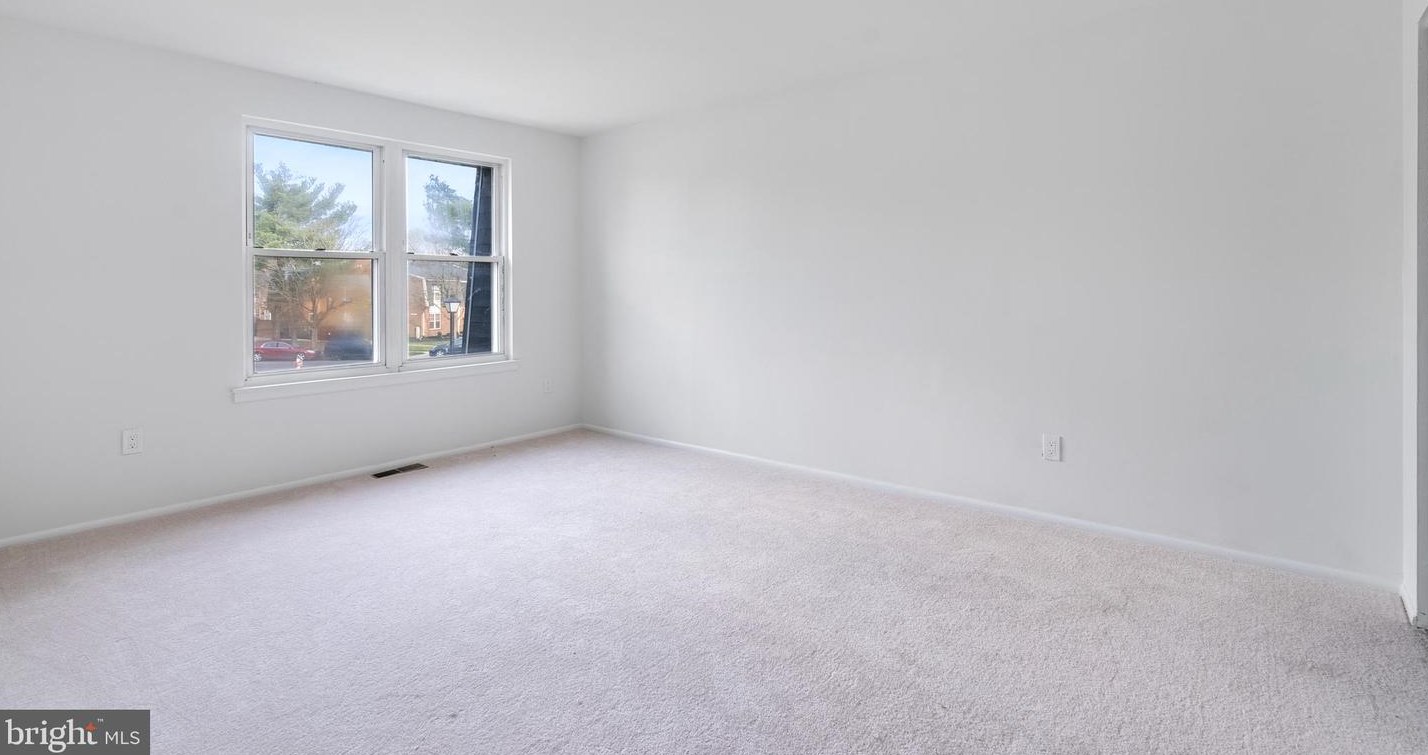 2021 Harbour Dr, Palmyra NJ 08065-1118 exterior