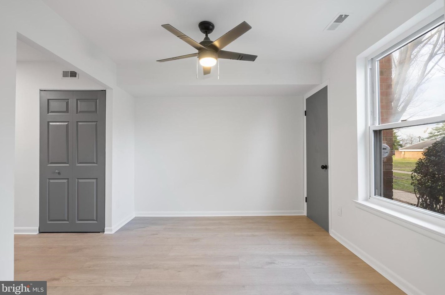 2021 Harbour Dr, Palmyra NJ 08065-1118 exterior