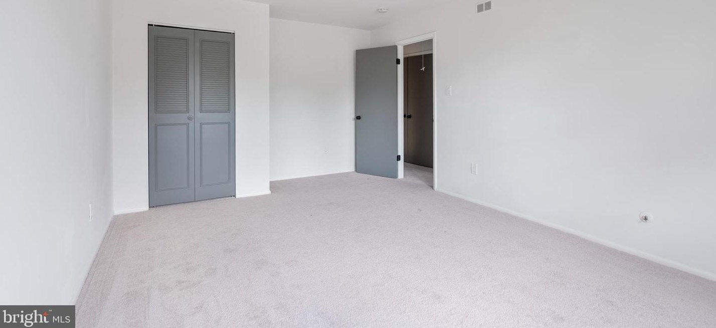 2021 Harbour Dr, Palmyra NJ 08065-1118 exterior