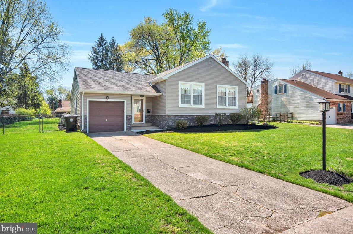 8 Sequoia Dr, Riverton NJ  08077-3135 exterior