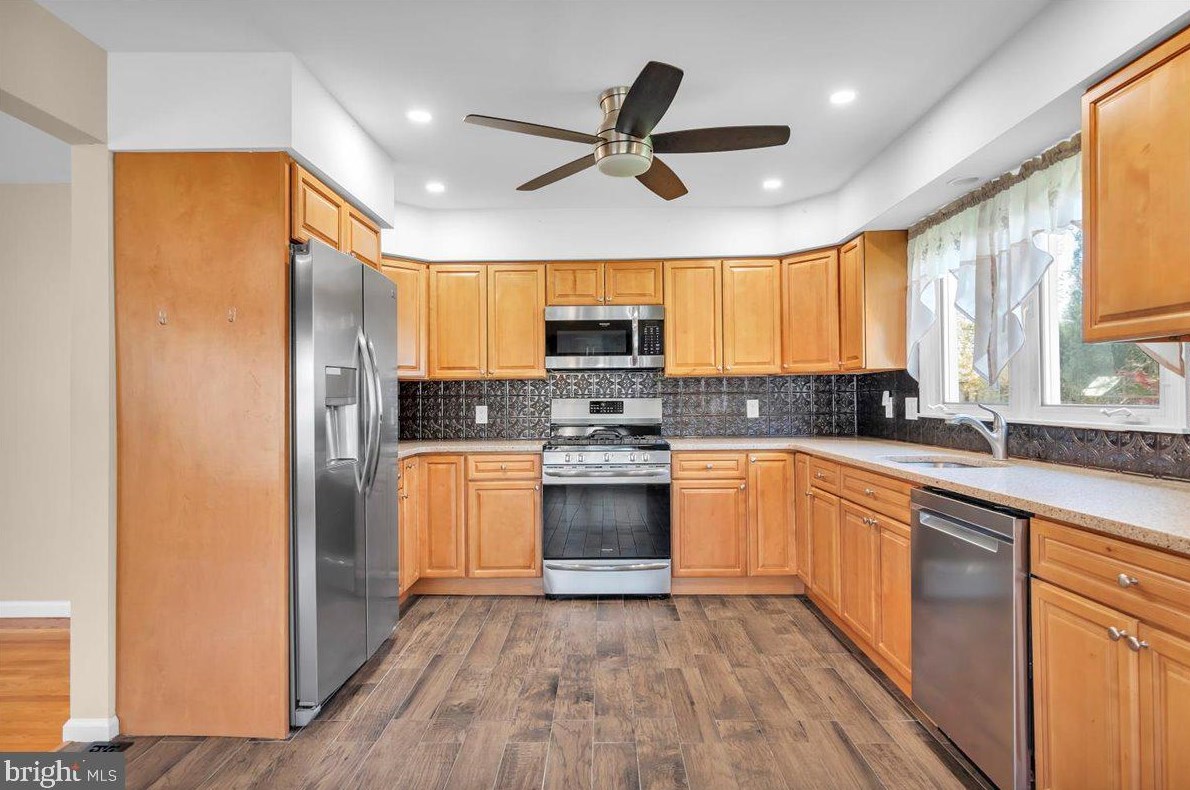 8 Sequoia Dr, Riverton NJ  08077-3135 exterior