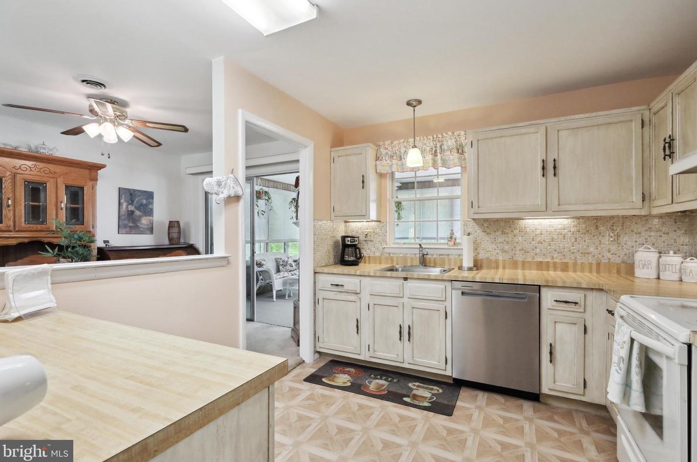 150 Dorchester Dr, Southampton NJ  08088-1326 exterior