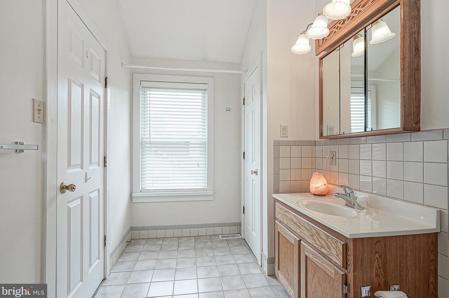 28 Lenola Rd, Moorestown NJ 08057-1023 exterior