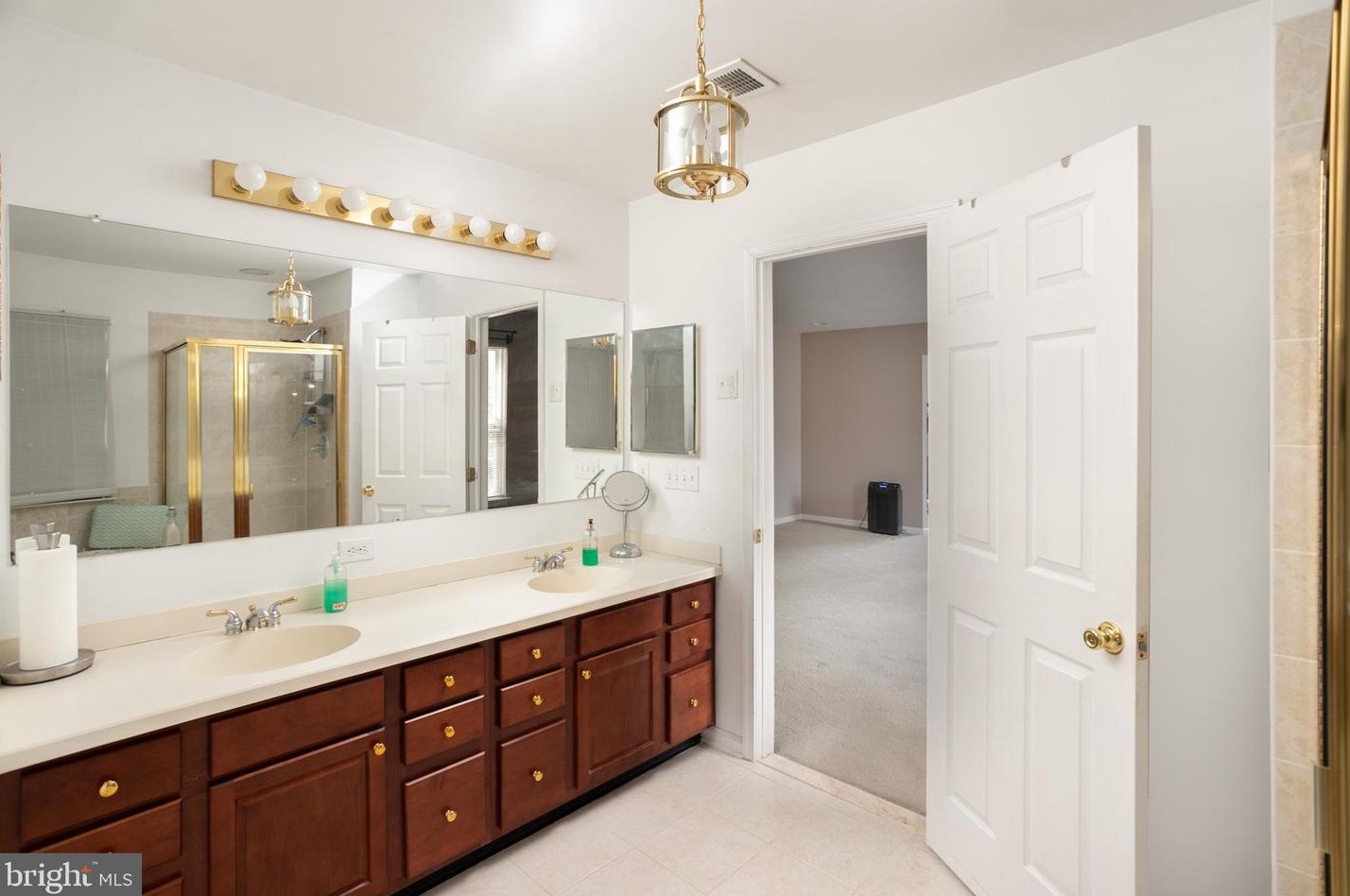 28 Durham Dr, Columbus NJ 08022-2349 exterior