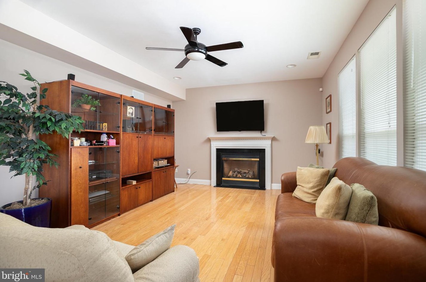 28 Durham Dr, Columbus NJ 08022-2349 exterior