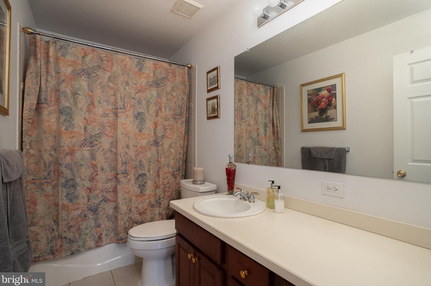 28 Durham Dr, Columbus NJ 08022-2349 exterior