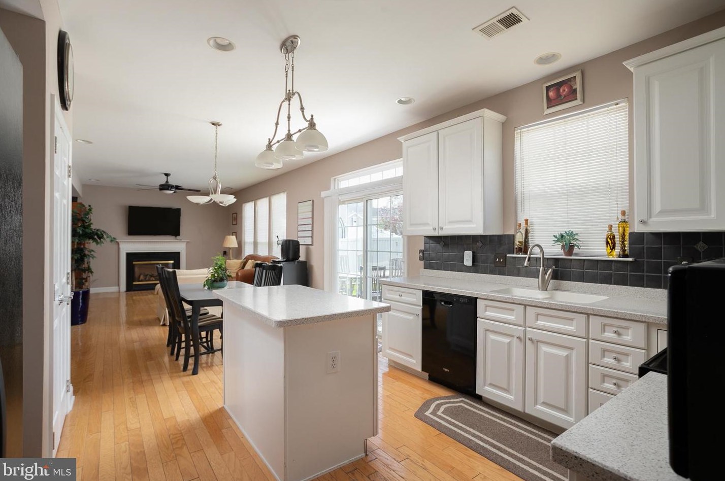 28 Durham Dr, Columbus NJ 08022-2349 exterior