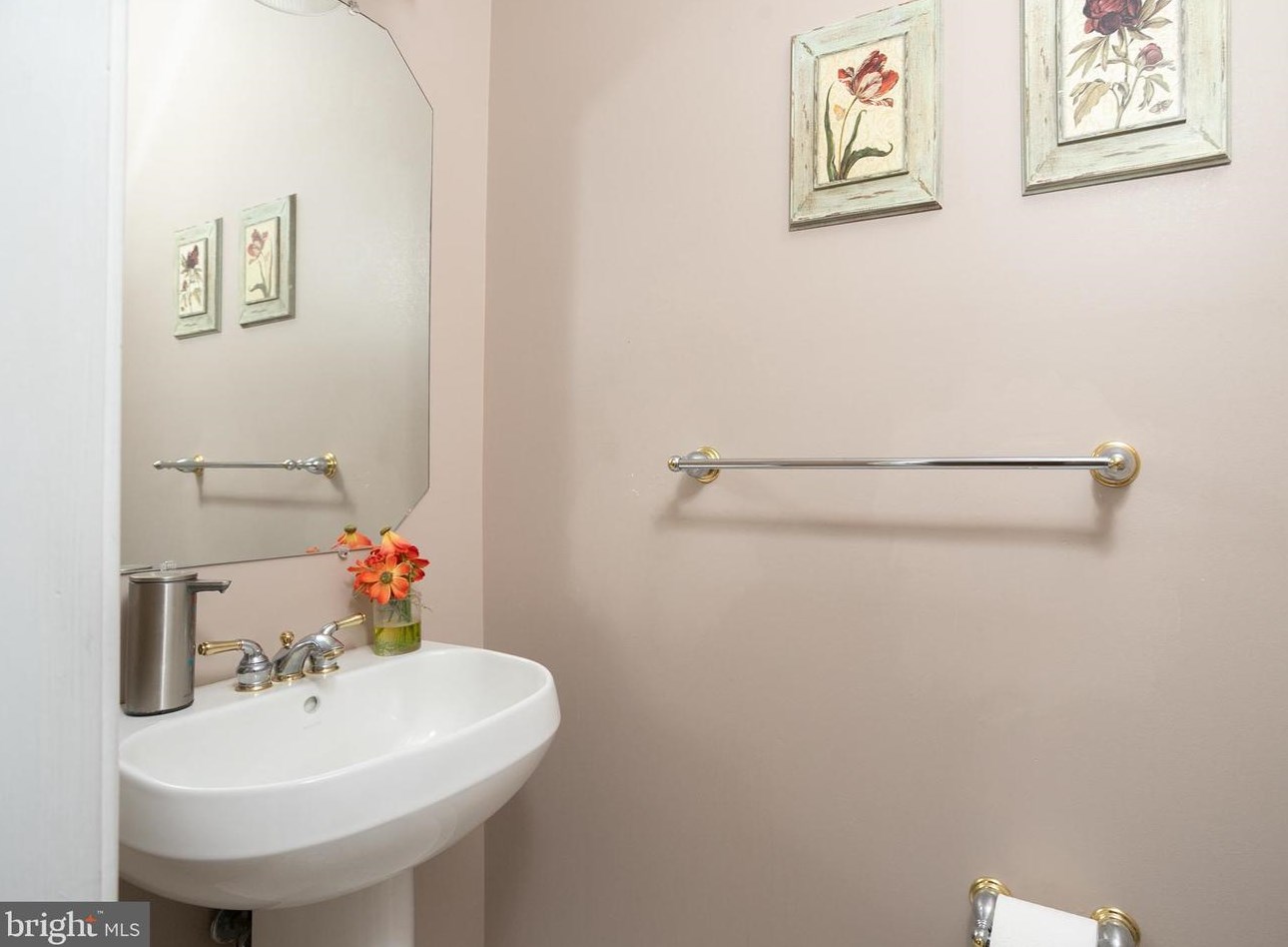 28 Durham Dr, Columbus NJ 08022-2349 exterior