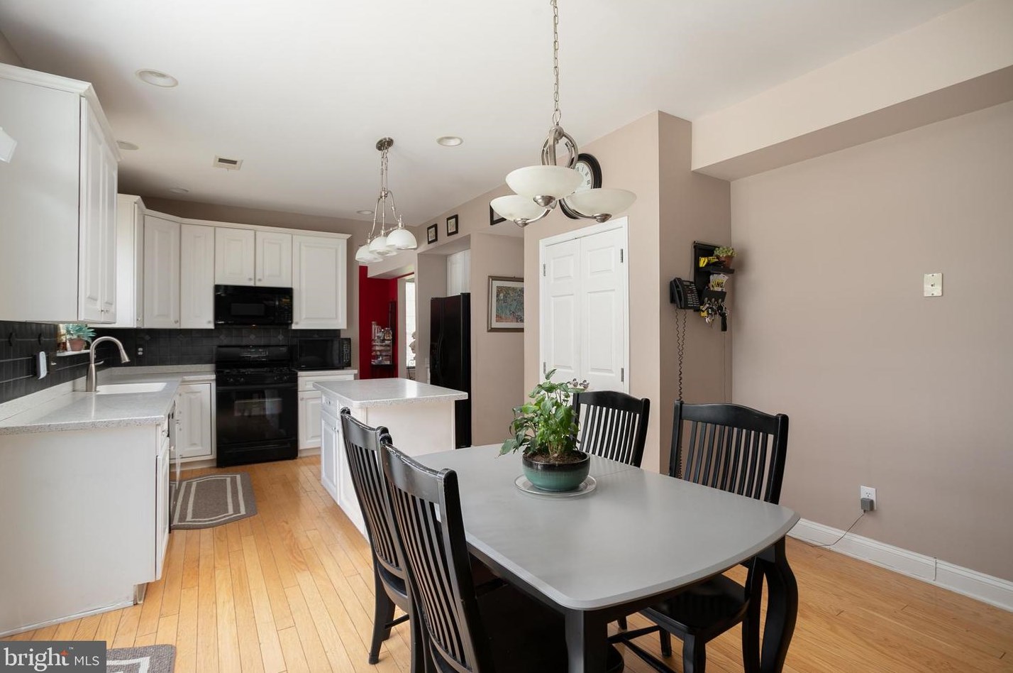 28 Durham Dr, Columbus NJ 08022-2349 exterior