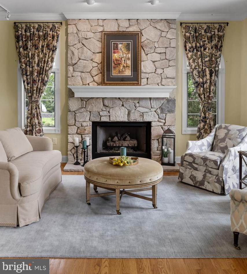 32 Cv Rd, Moorestown NJ 08057-3949 exterior