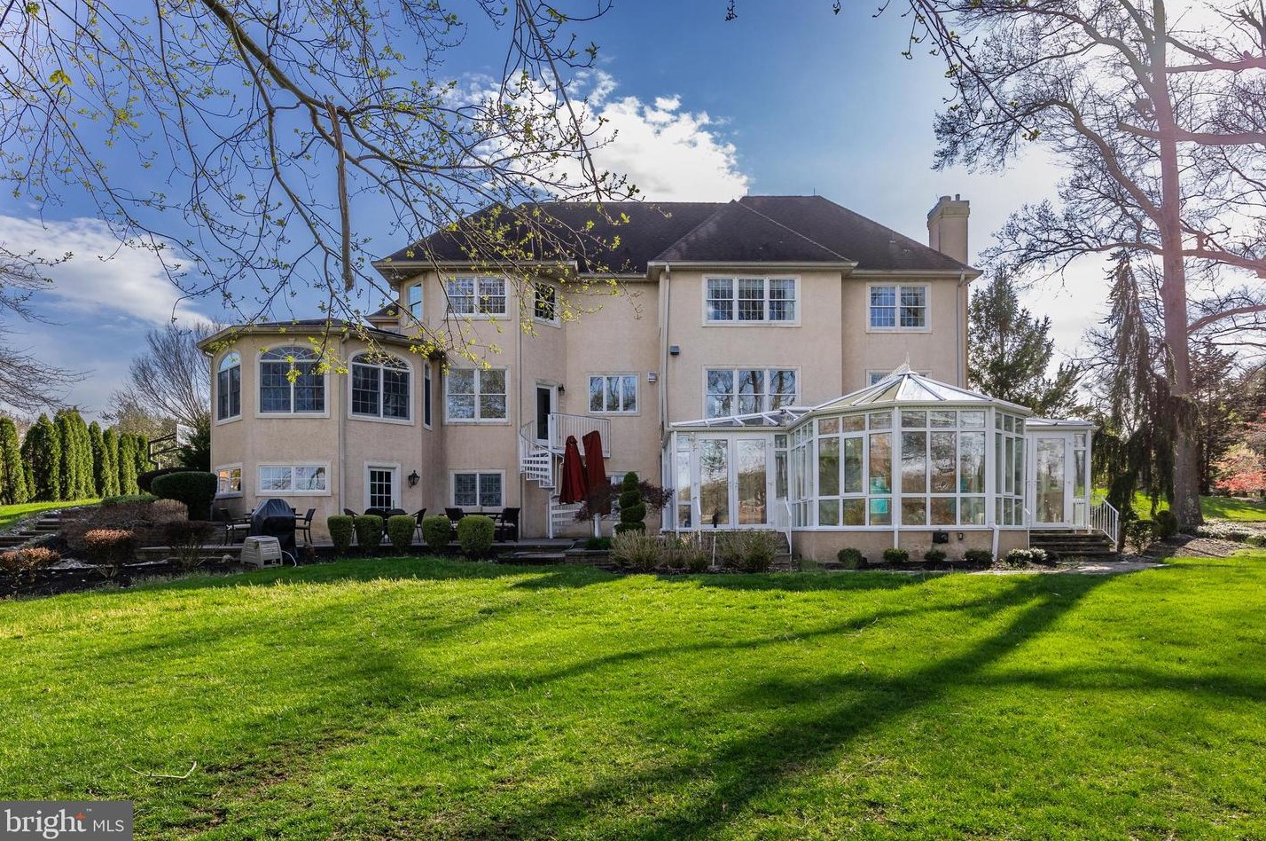 32 Cv Rd, Moorestown NJ 08057-3949 exterior