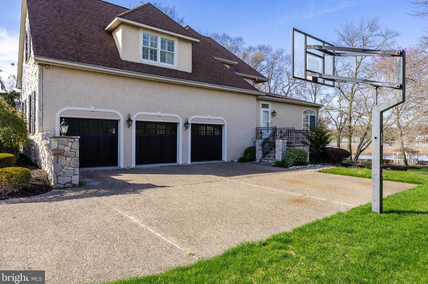 32 Cv Rd, Moorestown NJ 08057-3949 exterior