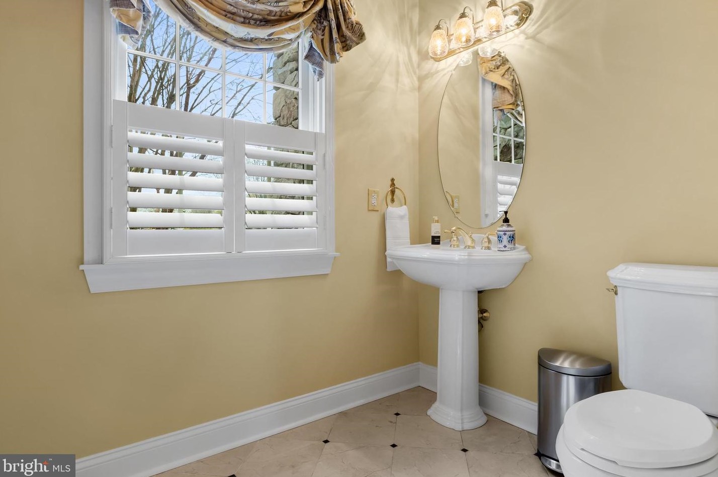 32 Cv Rd, Moorestown NJ 08057-3949 exterior