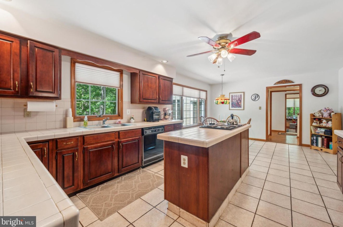 46 Fox Hl Dr, Southampton NJ  08088-9036 exterior
