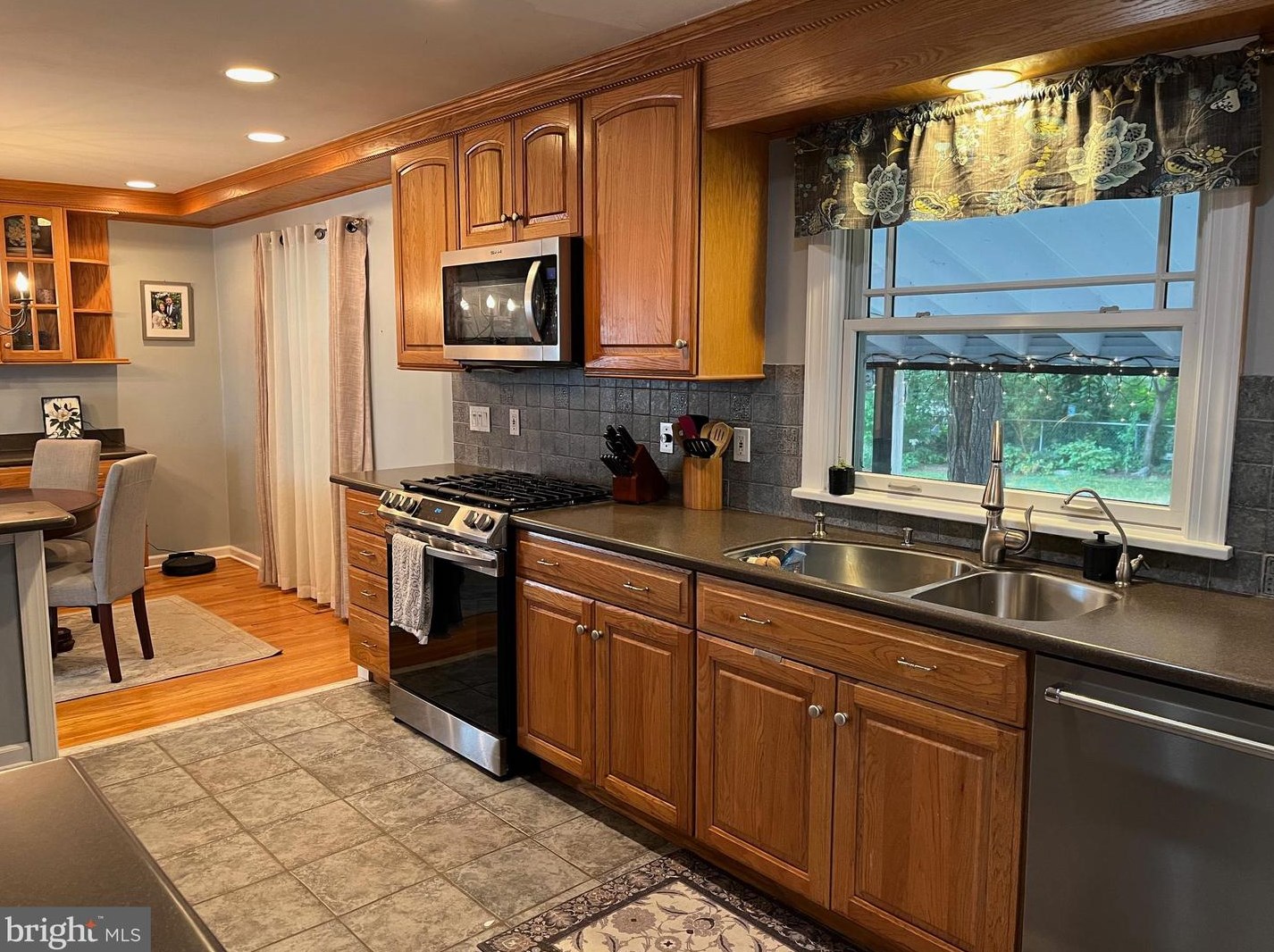 605 Parry Blvd, Riverton NJ  08077-3940 exterior