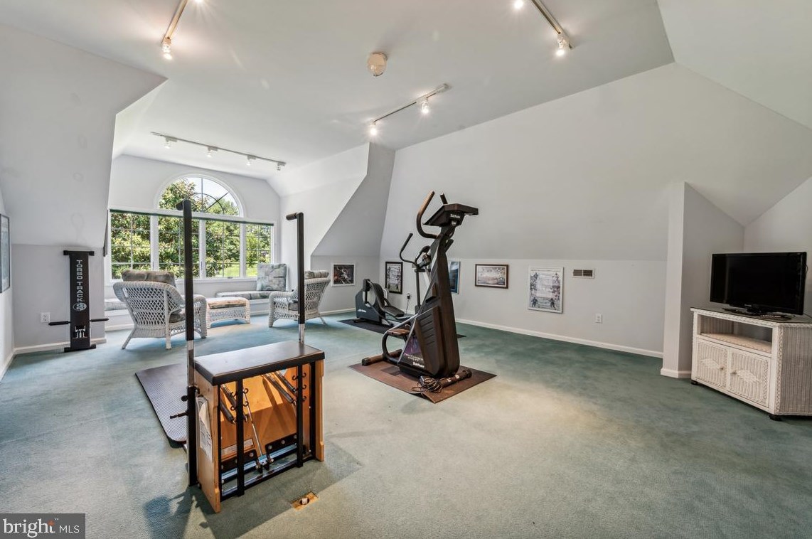 712 Kimberly Dr, Moorestown NJ  08057-4406 exterior