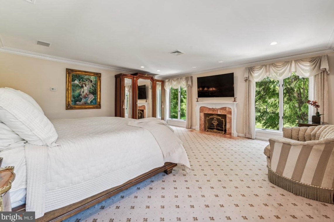 712 Kimberly Dr, Moorestown NJ  08057-4406 exterior