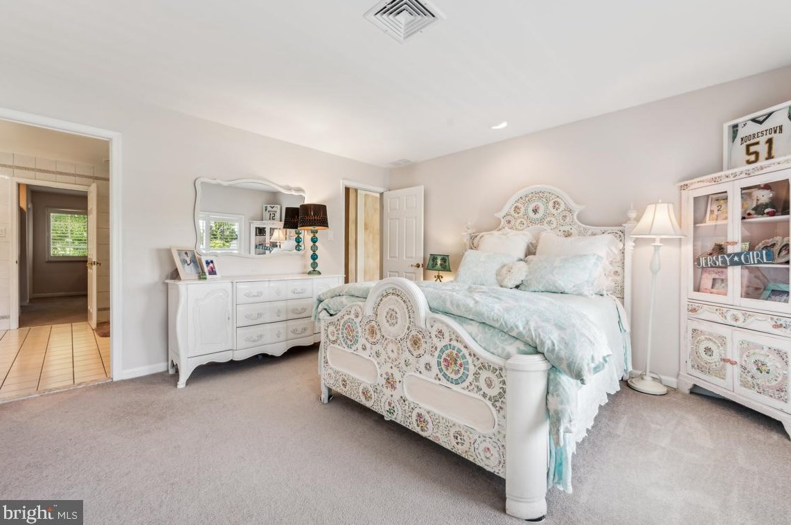 712 Kimberly Dr, Moorestown NJ  08057-4406 exterior