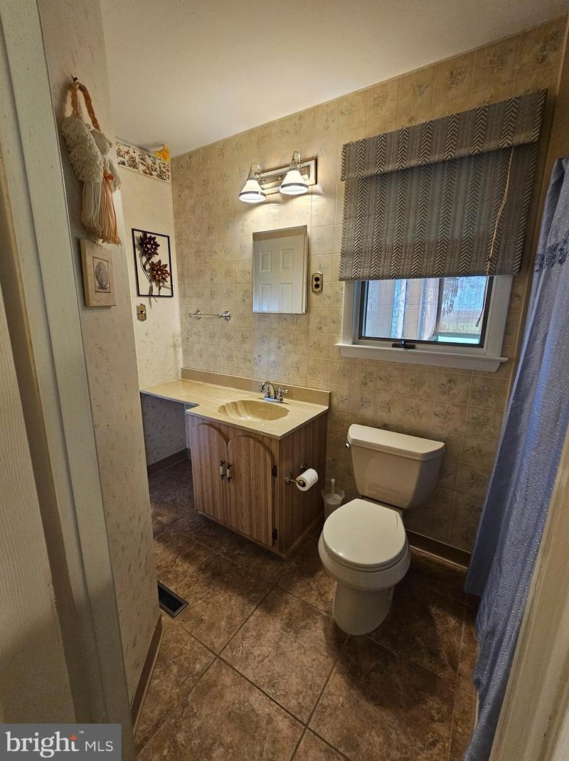 704 Dartmouth Ave, Riverton NJ  08077-3523 exterior