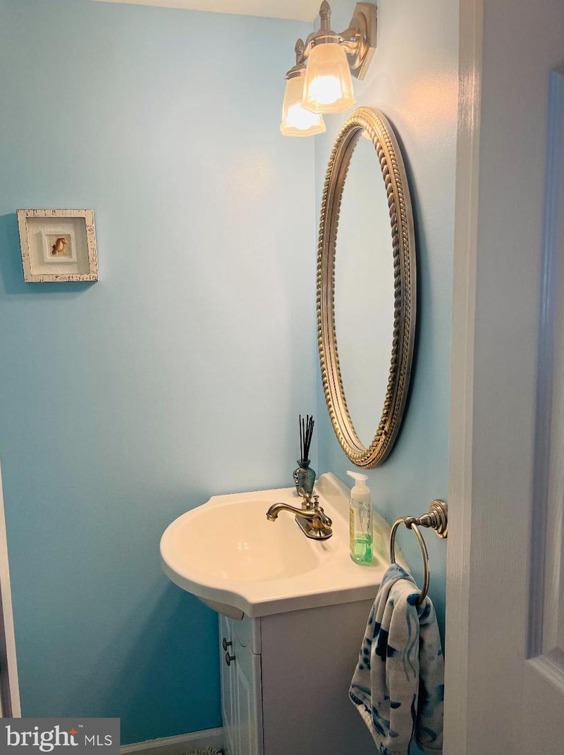 2167 Harbour Dr, Palmyra NJ  08065-1123 exterior