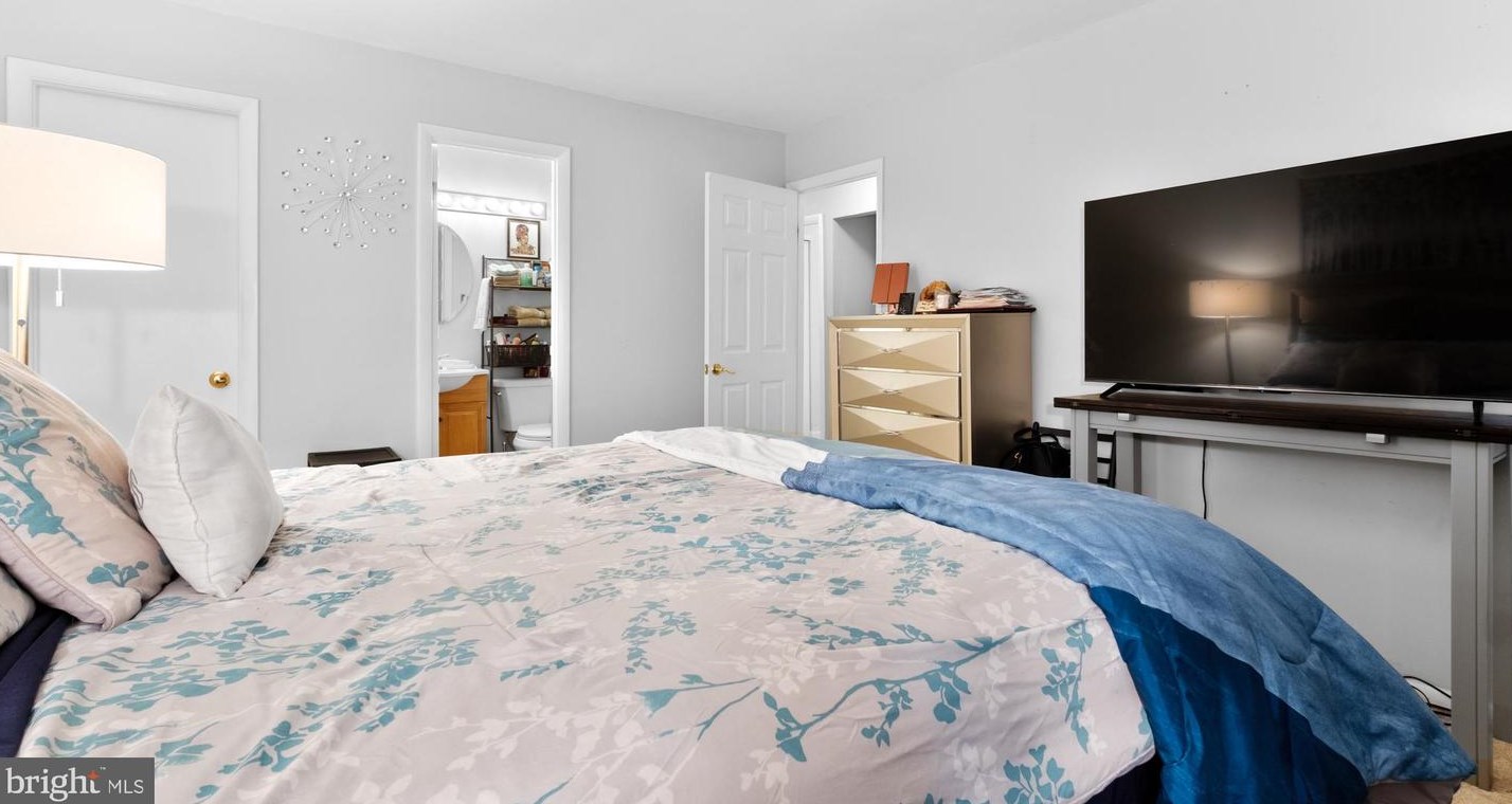 2139 Harbour Dr, Palmyra NJ  08065-1105 exterior