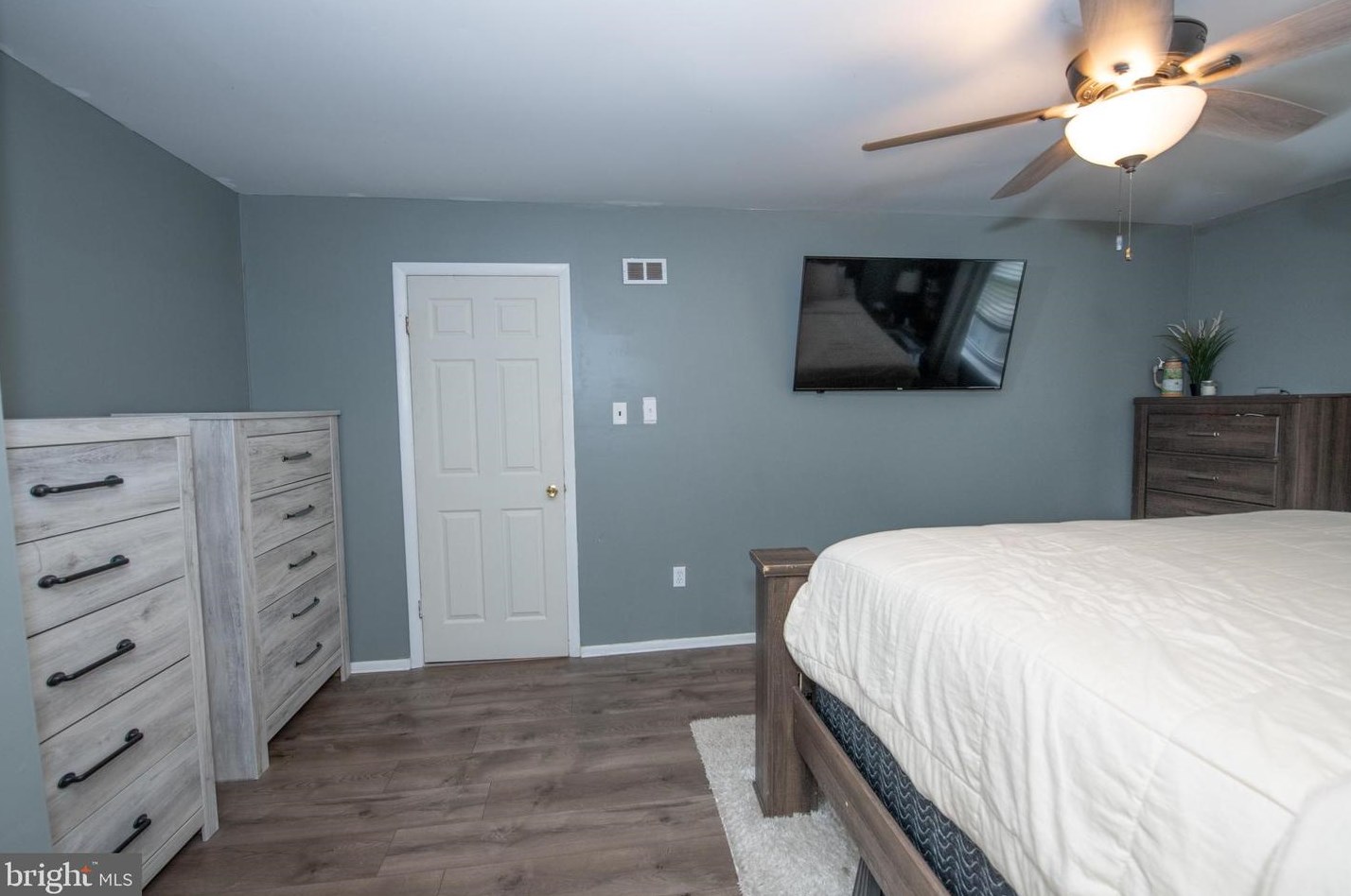 1062 Harbour Dr, Palmyra NJ  08065-1211 exterior