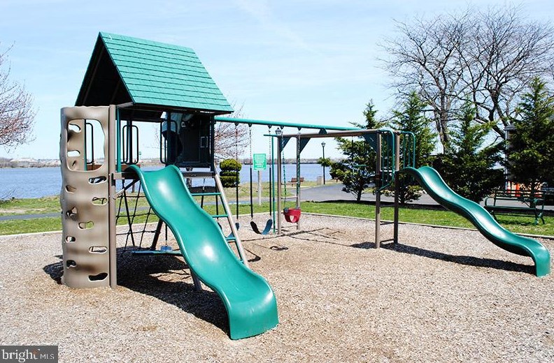 1062 Harbour Dr, Palmyra NJ  08065-1211 exterior