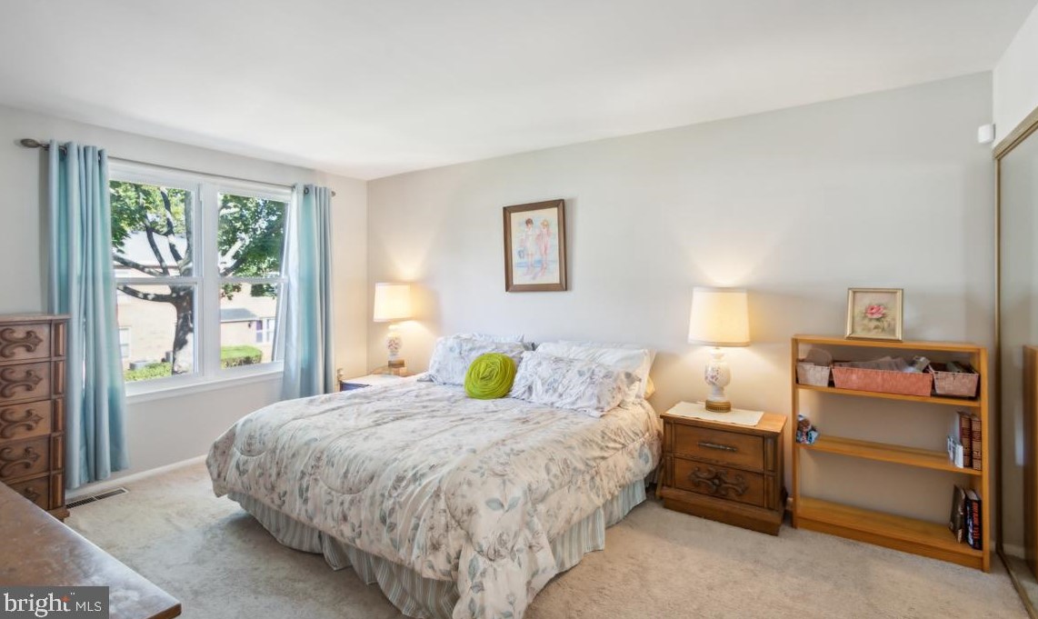 2118 Harbour Dr, Palmyra NJ 08065-1105 exterior